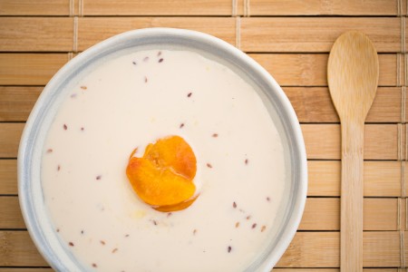 Soupe de lait aux épices et aux fruits